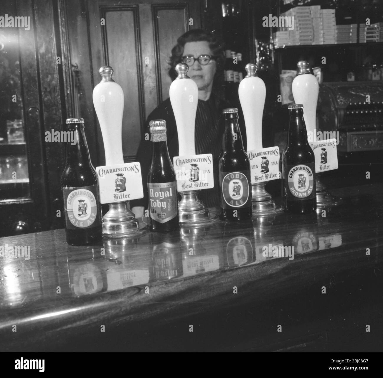 SPECIAL MELBOURNE HERALD LONDON PUB CHARRINGTON DRAUGHT BEER - 10 MARCH 1961 Stock Photo
