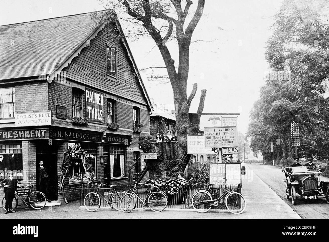 The Old Oak Tree restaurant in Cobham, Surrey, England. - c. 1910 - Stock Photo