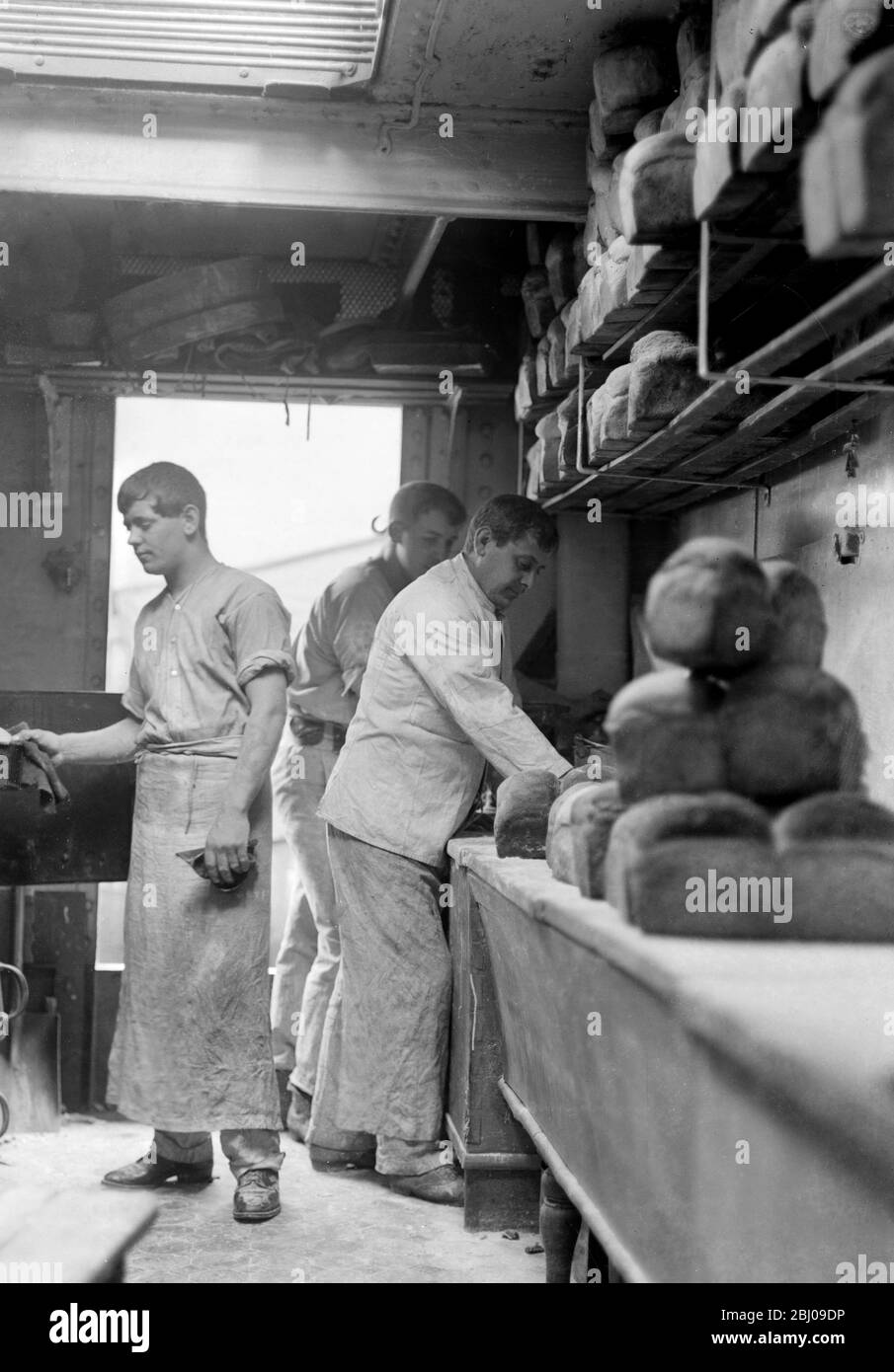 British Royal Navy . - Ships bakers hard at work making loaves . - 1914 Stock Photo