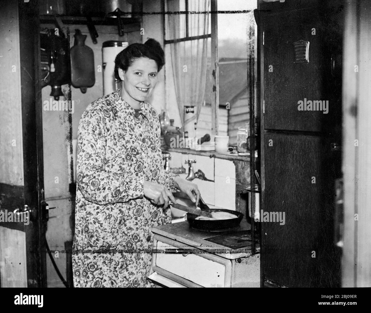 Mrs L Ramsden, First woman mayor of Totnes. - Mrs Lilley ramsden has been elected as the first woman Mayor of Totnes, Devon, one of England's oldest boroughs. SHe is photographed at home in her kitchen. mother of two children, Mrs Ramsden is a well known figure in Birmingham and district. - 16 November 1945 Stock Photo