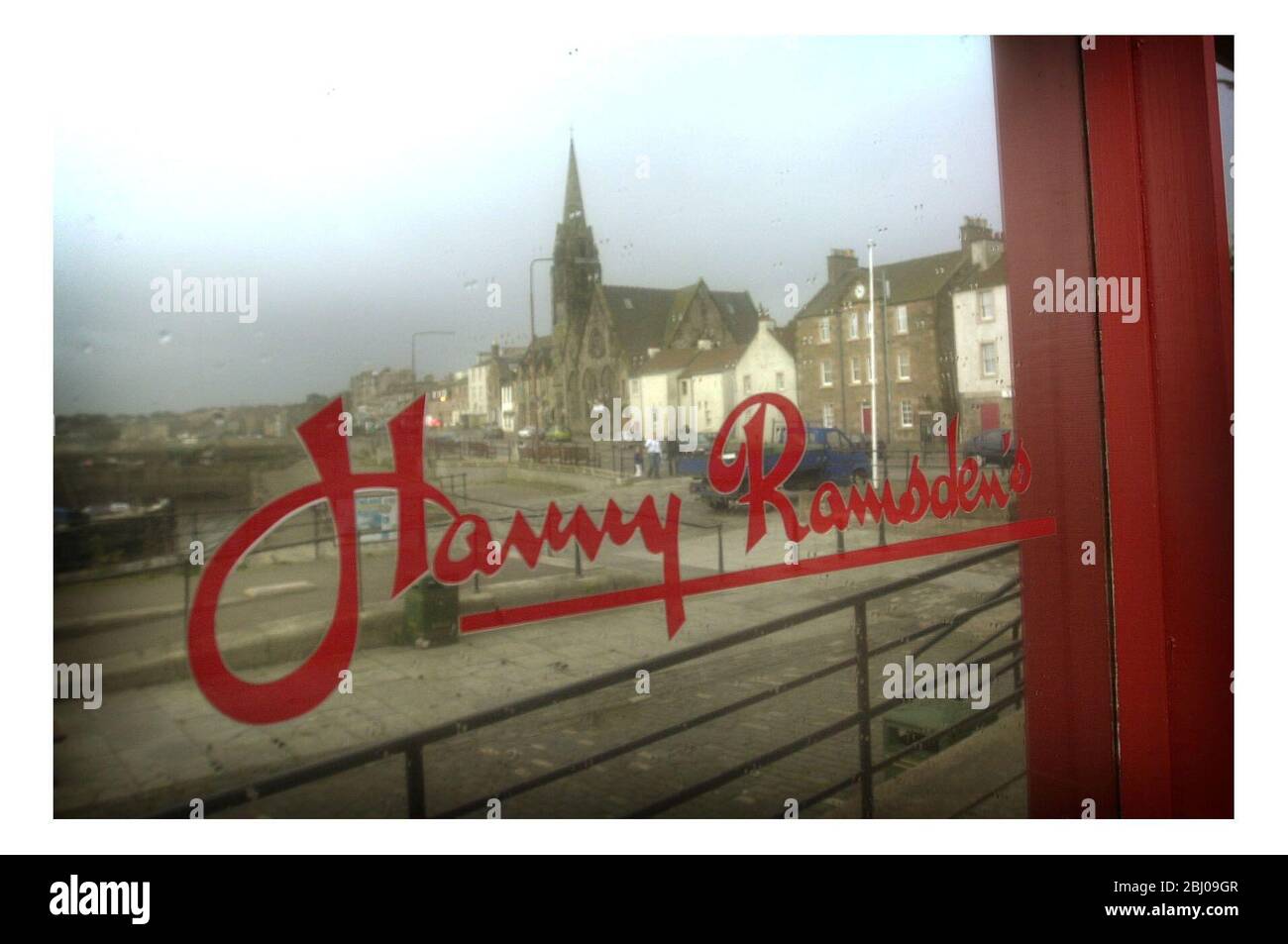 HARRY RAMSDENS RESTAURANT IN NEWHAVEN(REFLECTED IN GLASS). - 2002 Stock Photo
