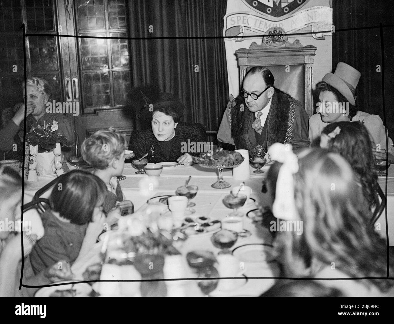 One hundred children of Lambeth, London, whose parents received Christmas parcels of food from Australia, were entertained by the Mayor of Lambeth, Cllr Simpson today, at Lambeth Town Hall. - Picture shows: left to right Mr Norman Martin - Agent General for Victoria, Mrs Norman Martin, Cllr Simpson , mayor of Lambeth, Mrs Simpson, Mr Wilson, and Mrs Wilson as the party today. - 20 December 1947 Stock Photo