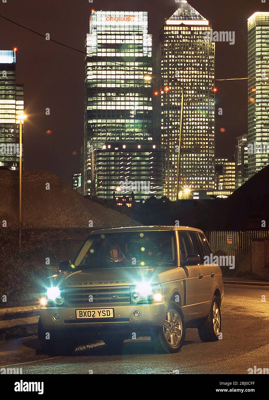 2002 Range Rover with Canary Wharf in the background Stock Photo