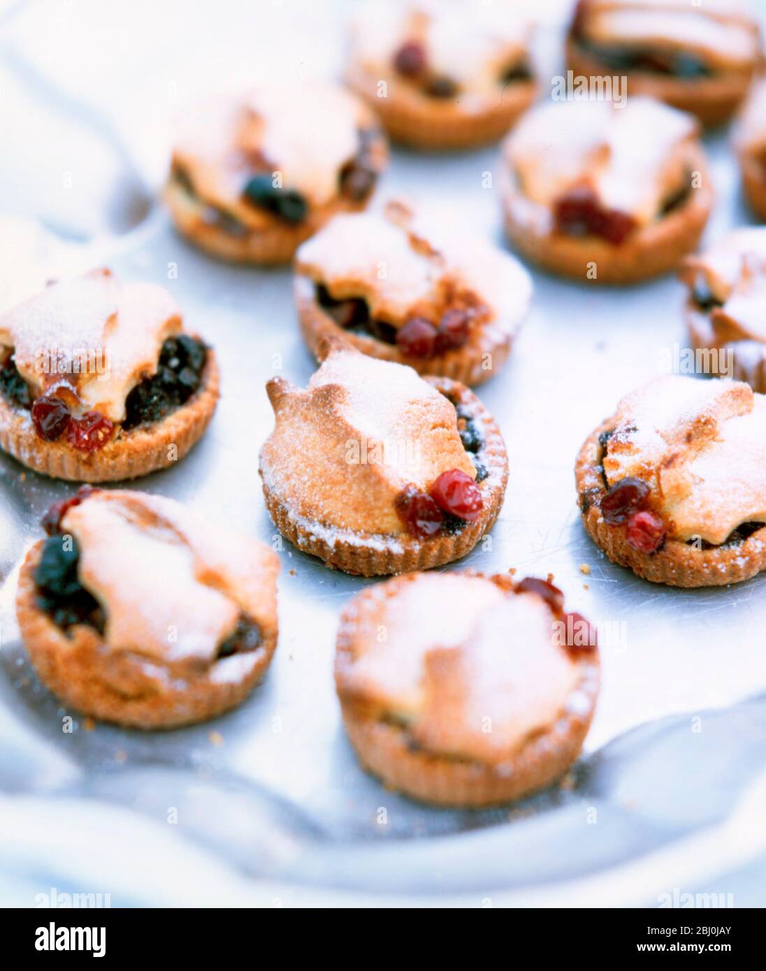Tray mince pies dusted with icing sugar hi-res stock photography and ...