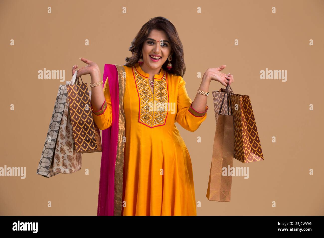 woman holding shopping bags and smiling Stock Photo - Alamy