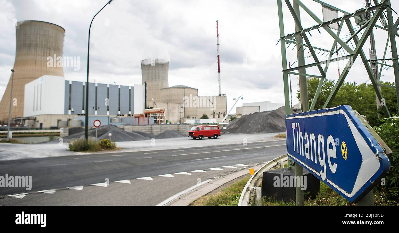 Wegweiser Tihange in Belgien mit Protestaufkleber zur sofortigen Abschaltung des Kernkraftwerkes. Das Atomkraftwerk ist im Hintergrund zu sehen, die R Stock Photo