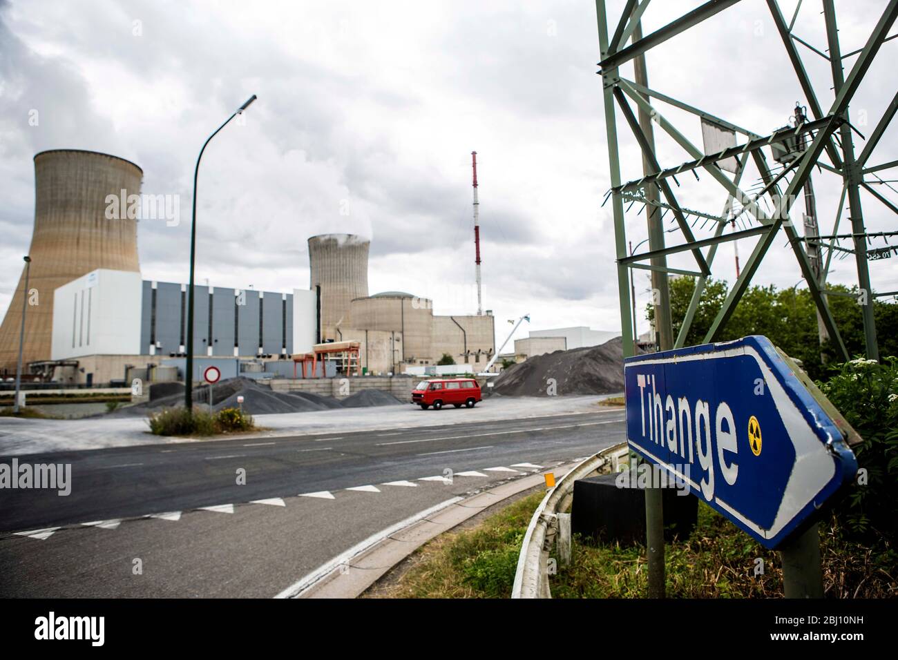 Wegweiser Tihange in Belgien mit Protestaufkleber zur sofortigen Abschaltung des Kernkraftwerkes. Das Atomkraftwerk ist im Hintergrund zu sehen, die R Stock Photo