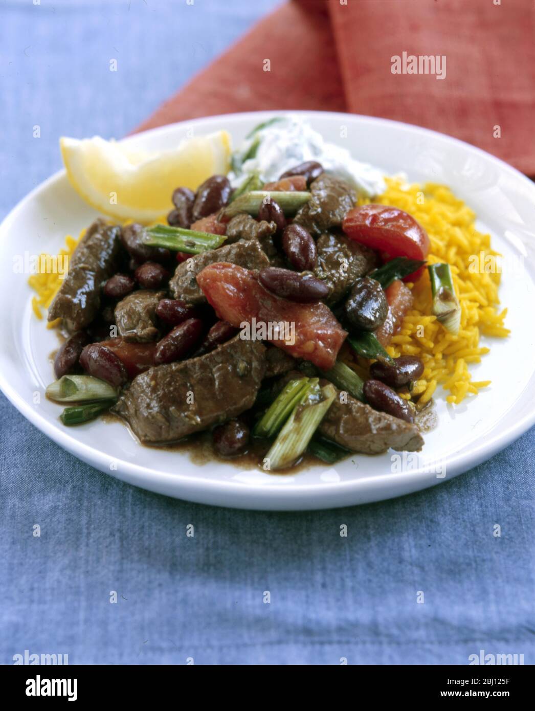 Beef with beans tomatoes and spring onions Stock Photo Alamy