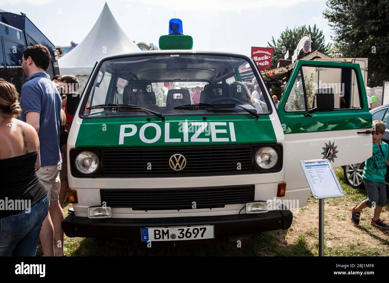 Zum 70. Geburtstag des Landes NRW pr�ntierten viele Organisationen, Beh�n und Firmen sowie Vereine sich auf den Oberkasseler Rheinwiesen in D�orf, auf Stock Photo