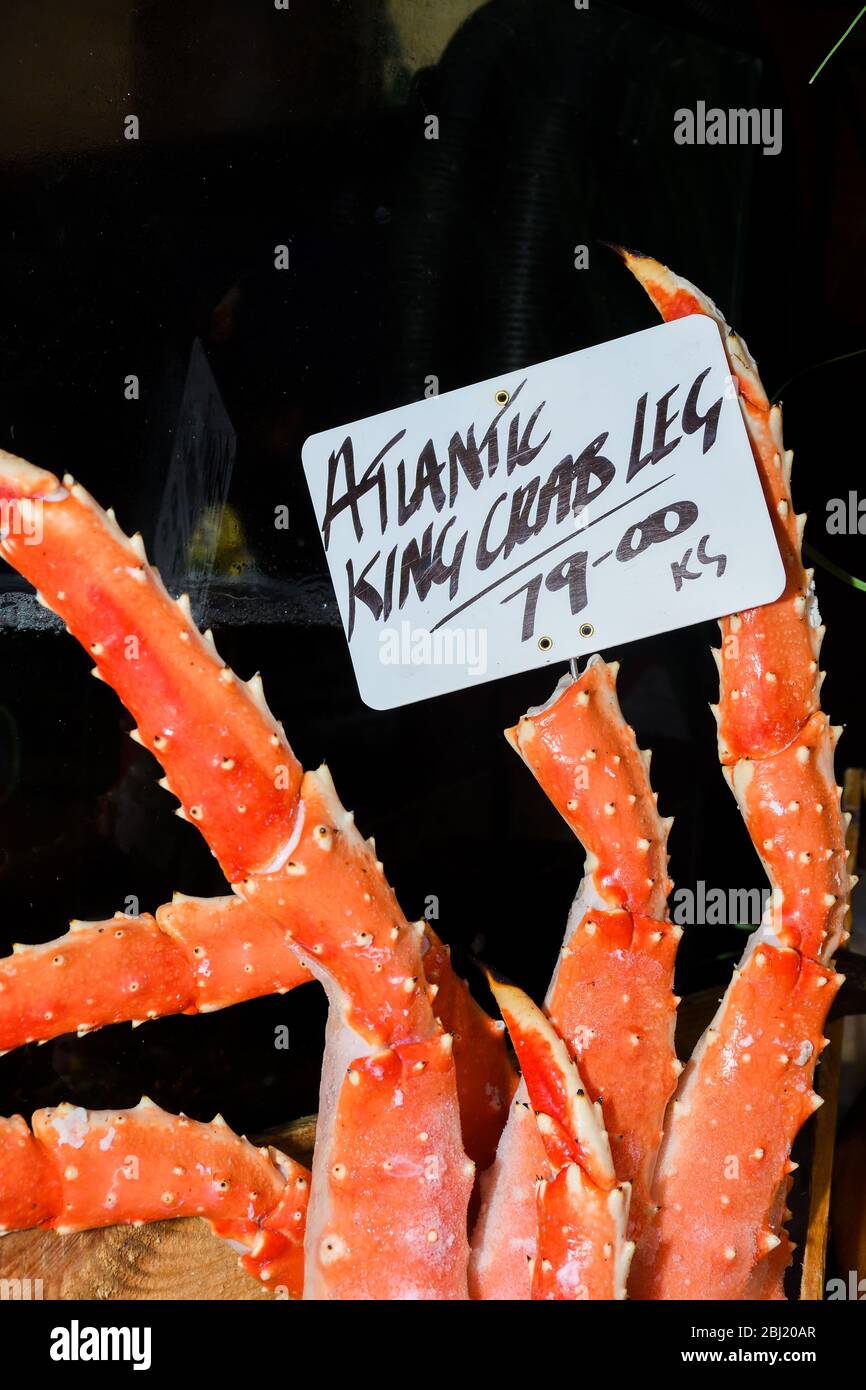 King crab legs claws for sale at the fish market Stock Photo - Alamy