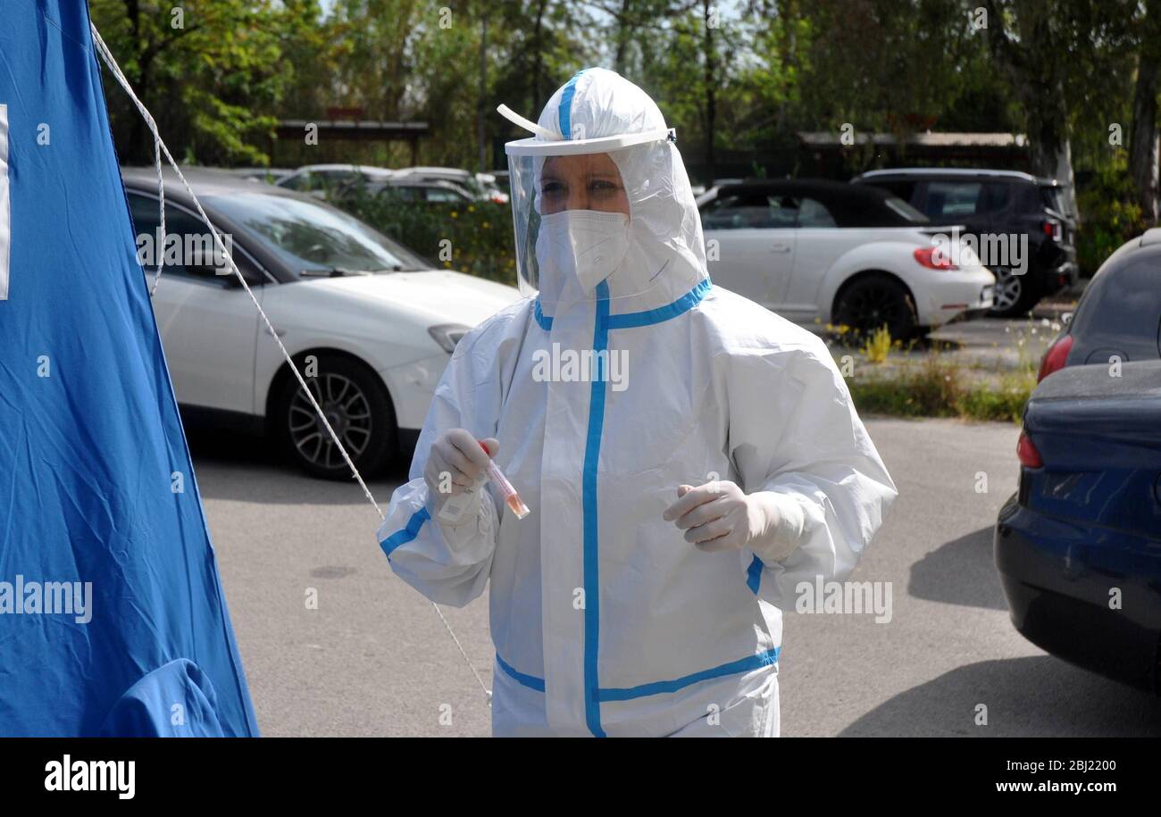 Coronavirus emergency, Medical doctors perform drive-in pharyngeal swab in car at Casa del Sole Hospital, to examine presence of contagion from Covid-19. (Ph.Alessandro Fucarini./Fotogramma, PALERMO - 2020-04-28) p.s. la foto e' utilizzabile nel rispetto del contesto in cui e' stata scattata, e senza intento diffamatorio del decoro delle persone rappresentate Stock Photo