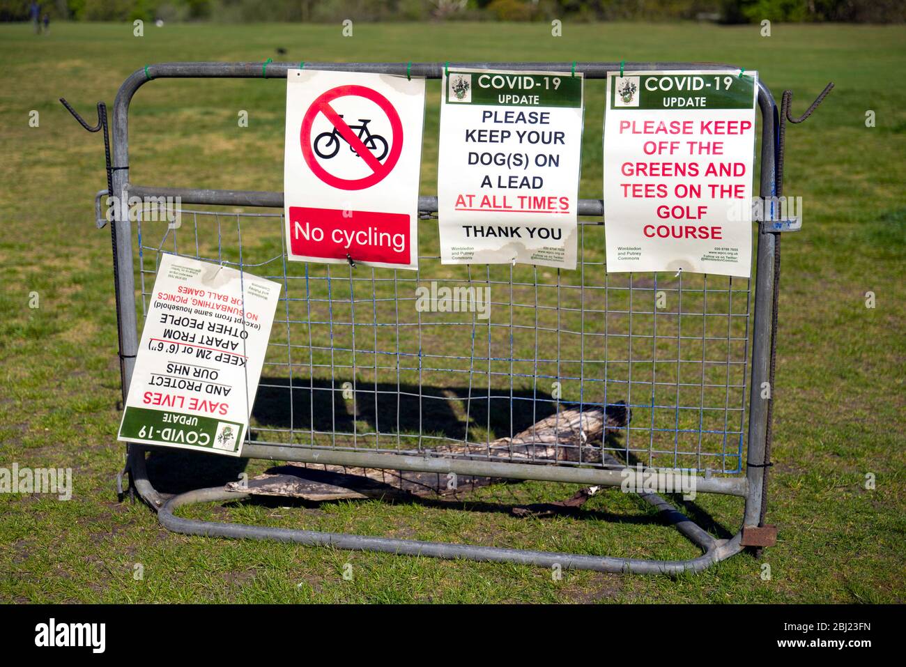 Covid 19 social distancing signage display hi-res stock photography and ...