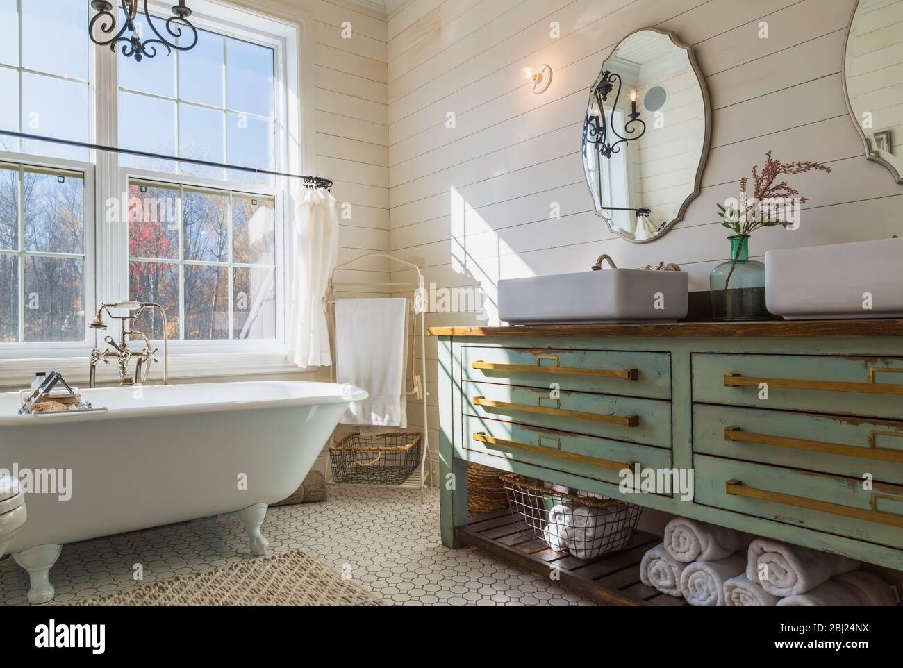 Roll top bath hires stock photography and images Alamy