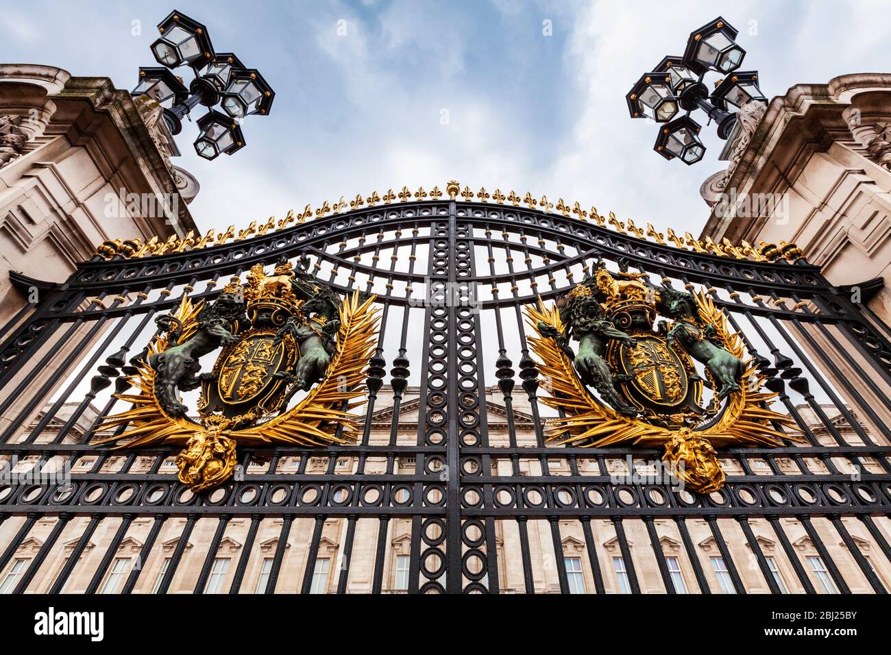 The gold and black main gates to Buckingham Palace by the Victoria Memorial, London Stock Photo