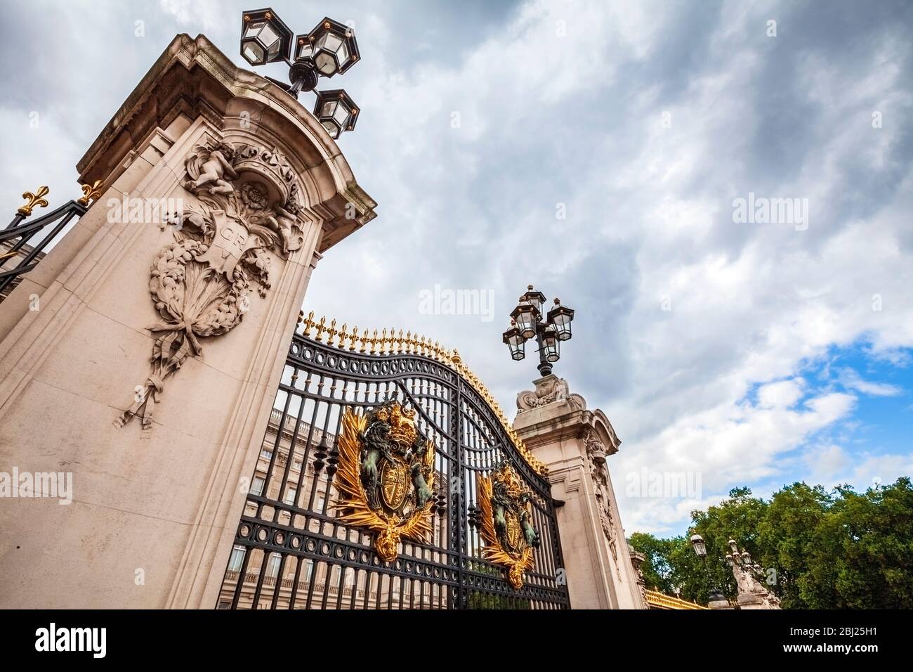 The gold and black main gates of Royal Buckingham Palace, London Stock Photo