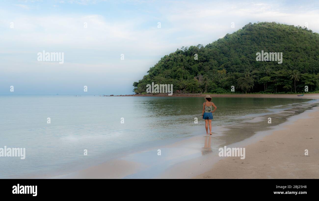 Walking barefoot on beach hi-res stock photography and images - Alamy