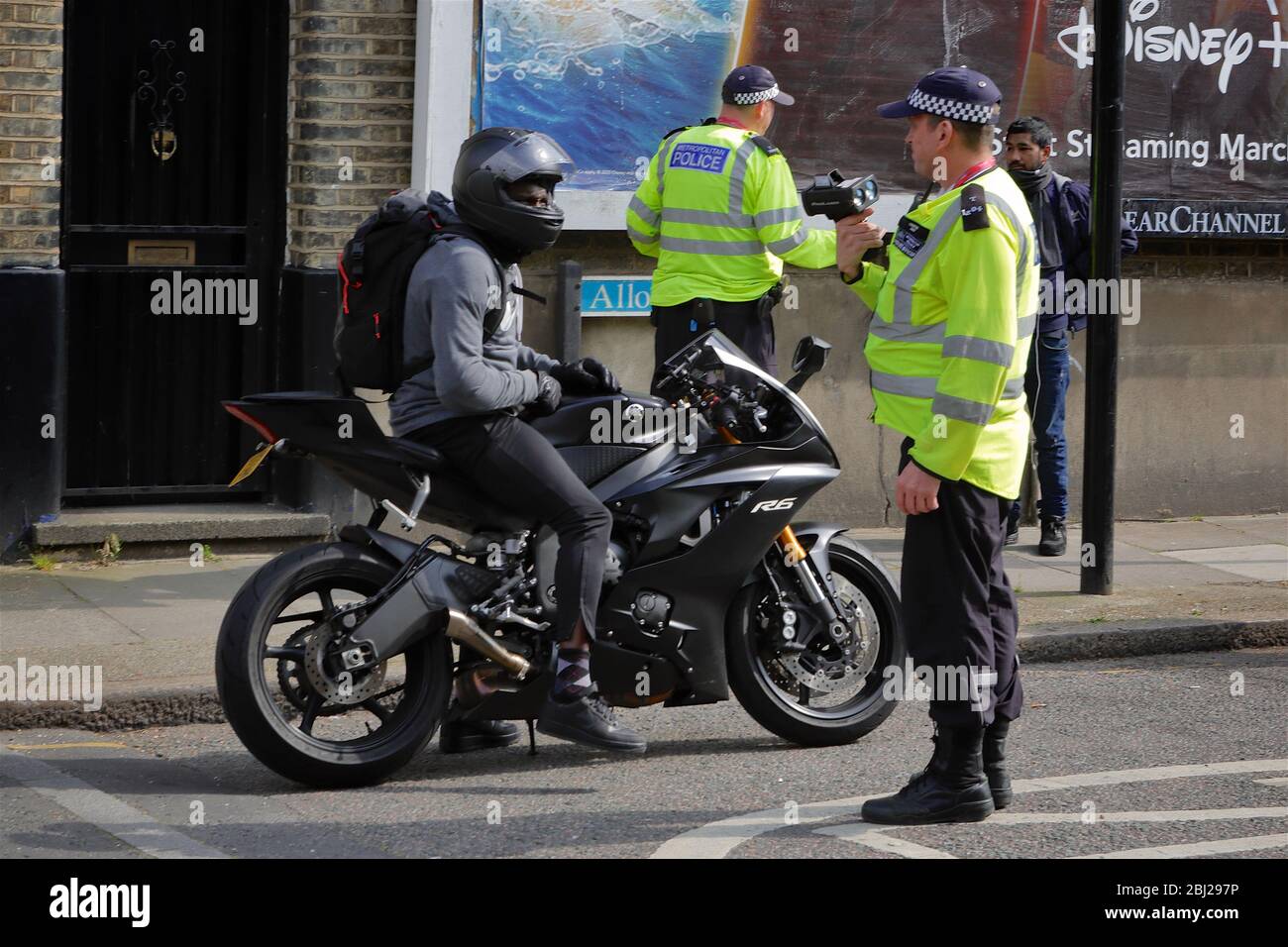 Traffic Police In London Enforcing Speeding Restrictions In A 20 Mph   Traffic Police In London Enforcing Speeding Restrictions In A 20 Mph Zone Since Same Period Last Year There Has Been A 230 Increase In Speeding 2BJ297P 