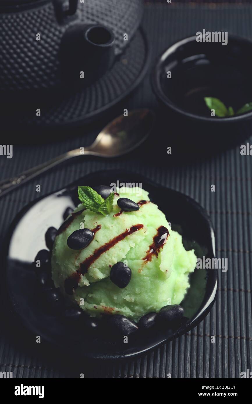 https://c8.alamy.com/comp/2BJ2C1F/homemade-green-tea-ice-cream-on-bamboo-mat-on-wooden-background-2BJ2C1F.jpg