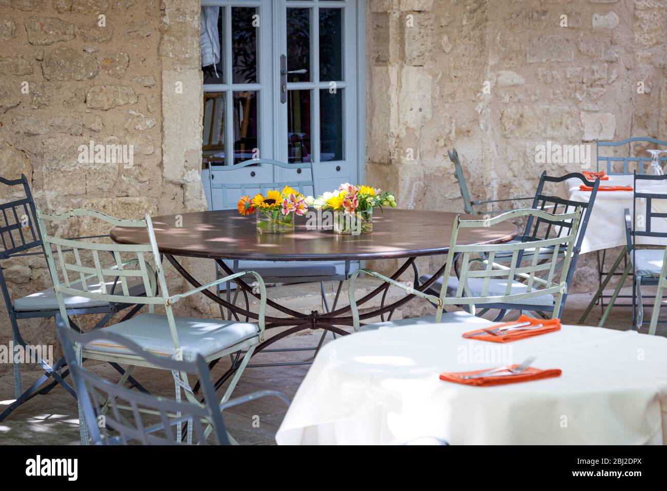 Tables and chairs at outdoor cafe in Gordes, Provence, France Stock Photo