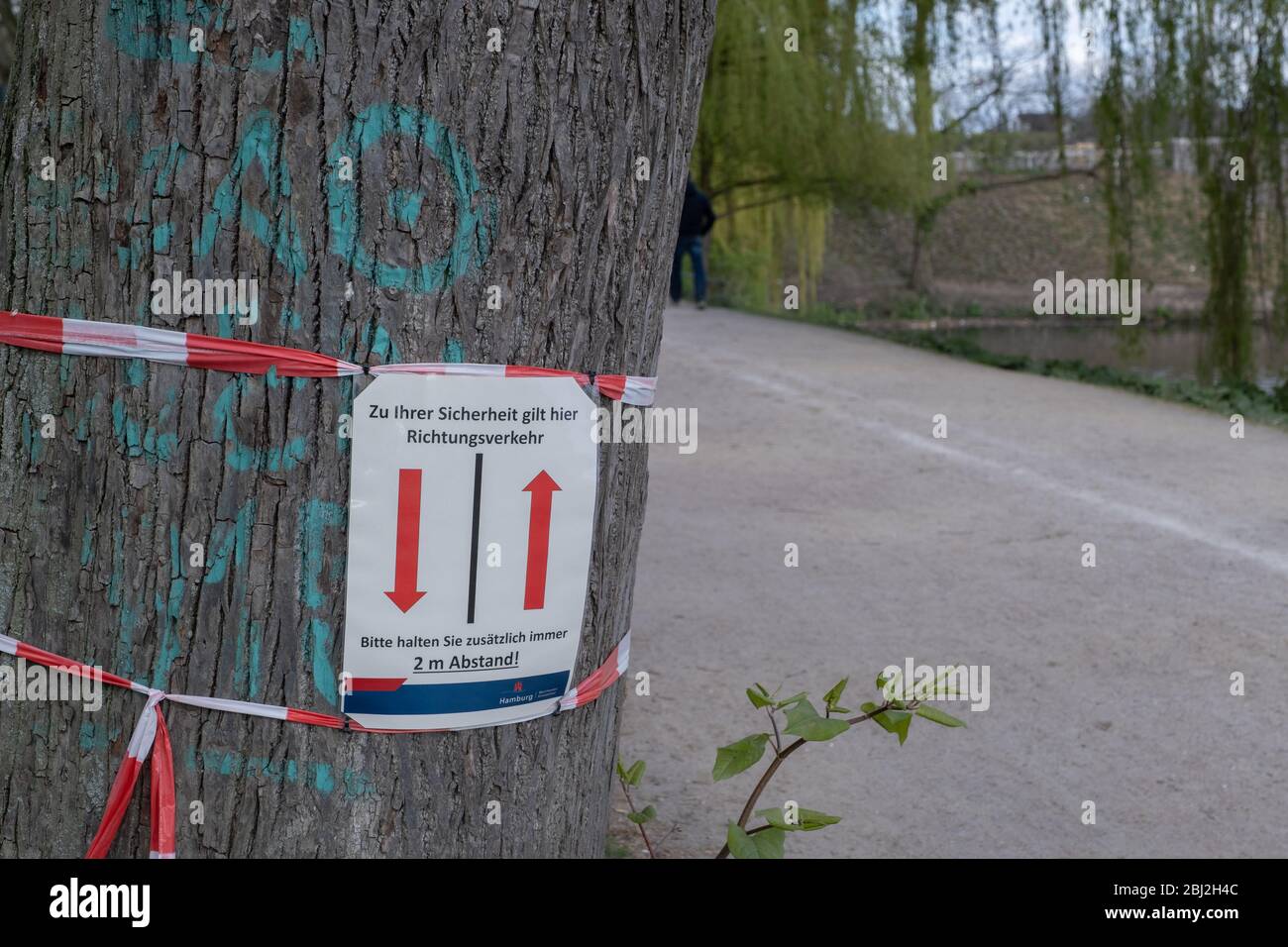 Abstand halten auf den Wegen an der Alster, 2m Abstand, Richtungsweisend Stock Photo