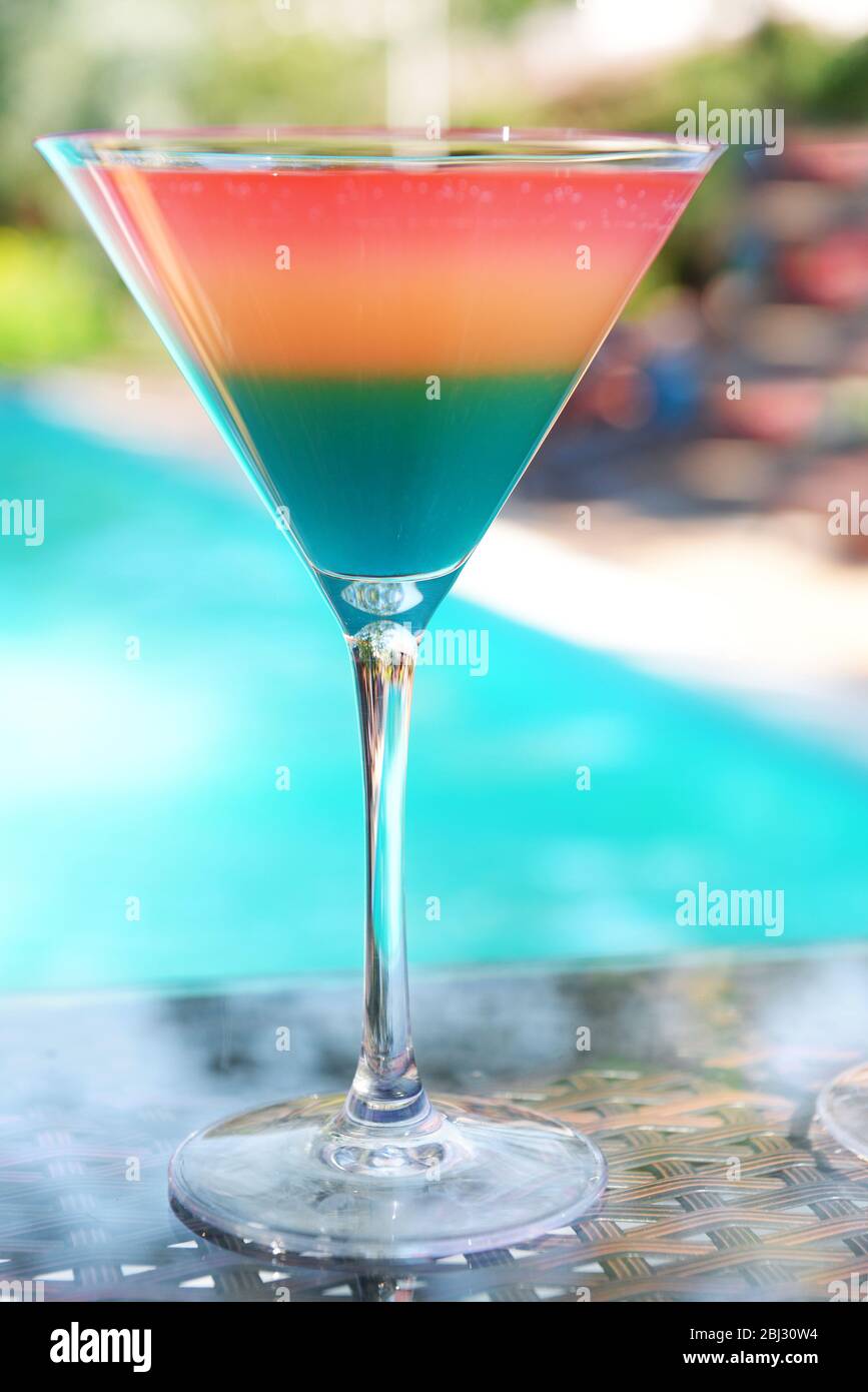 Cocktails on swimming pool background Stock Photo - Alamy