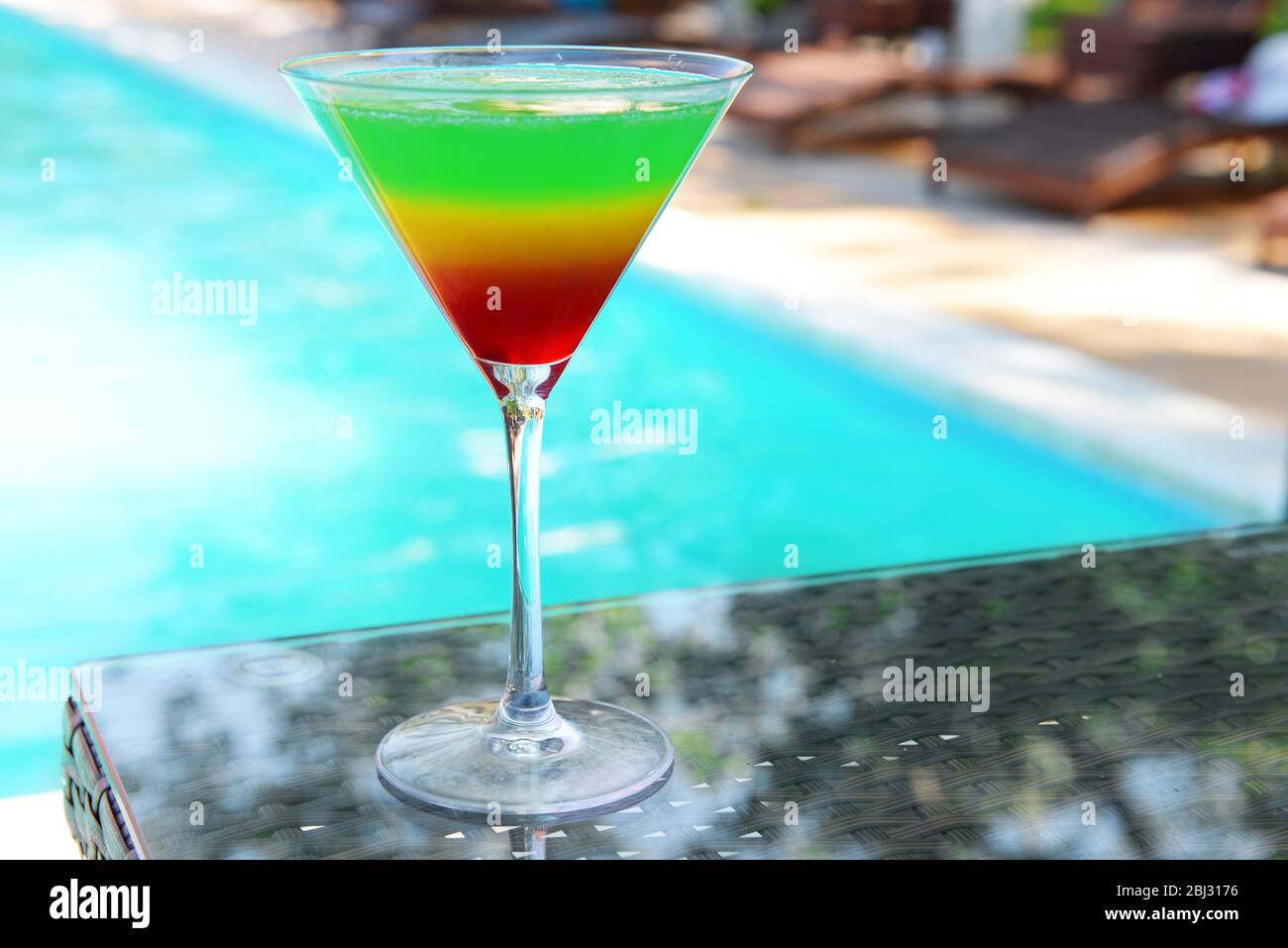 Cocktail on swimming pool background Stock Photo - Alamy