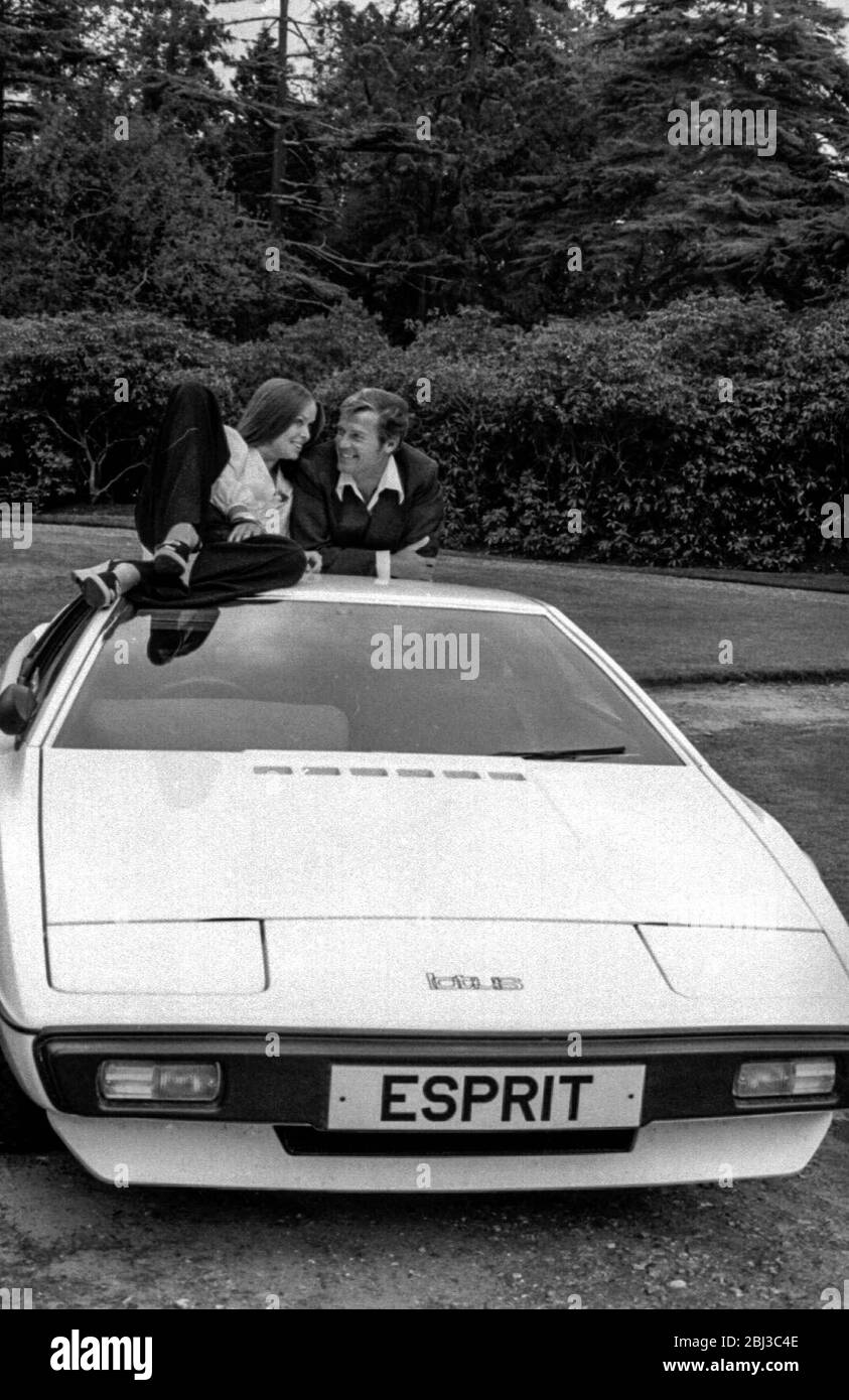 Roger Moore and Barbara Bach pose with the underwater Lotus Esprit, Wet Nellie, in a publicity shoot for the 1977 James Bond movie The Spy Who Loved Me Stock Photo