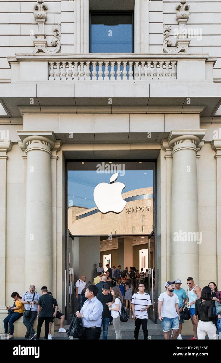 Exterior of Apple flagship store in Barcelona Stock Photo Alamy