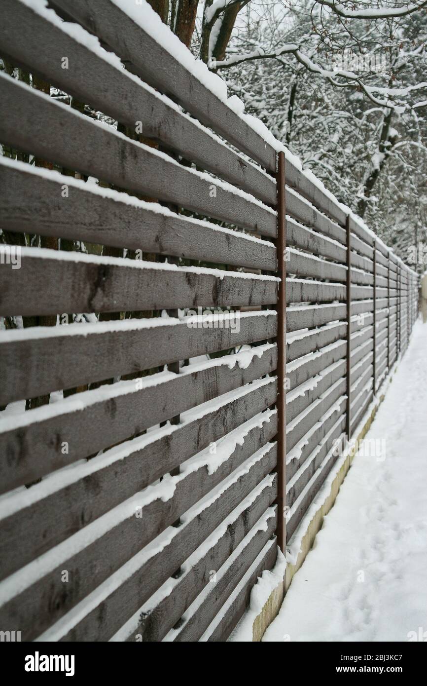 Frosty snowy timber fence hi-res stock photography and images - Alamy
