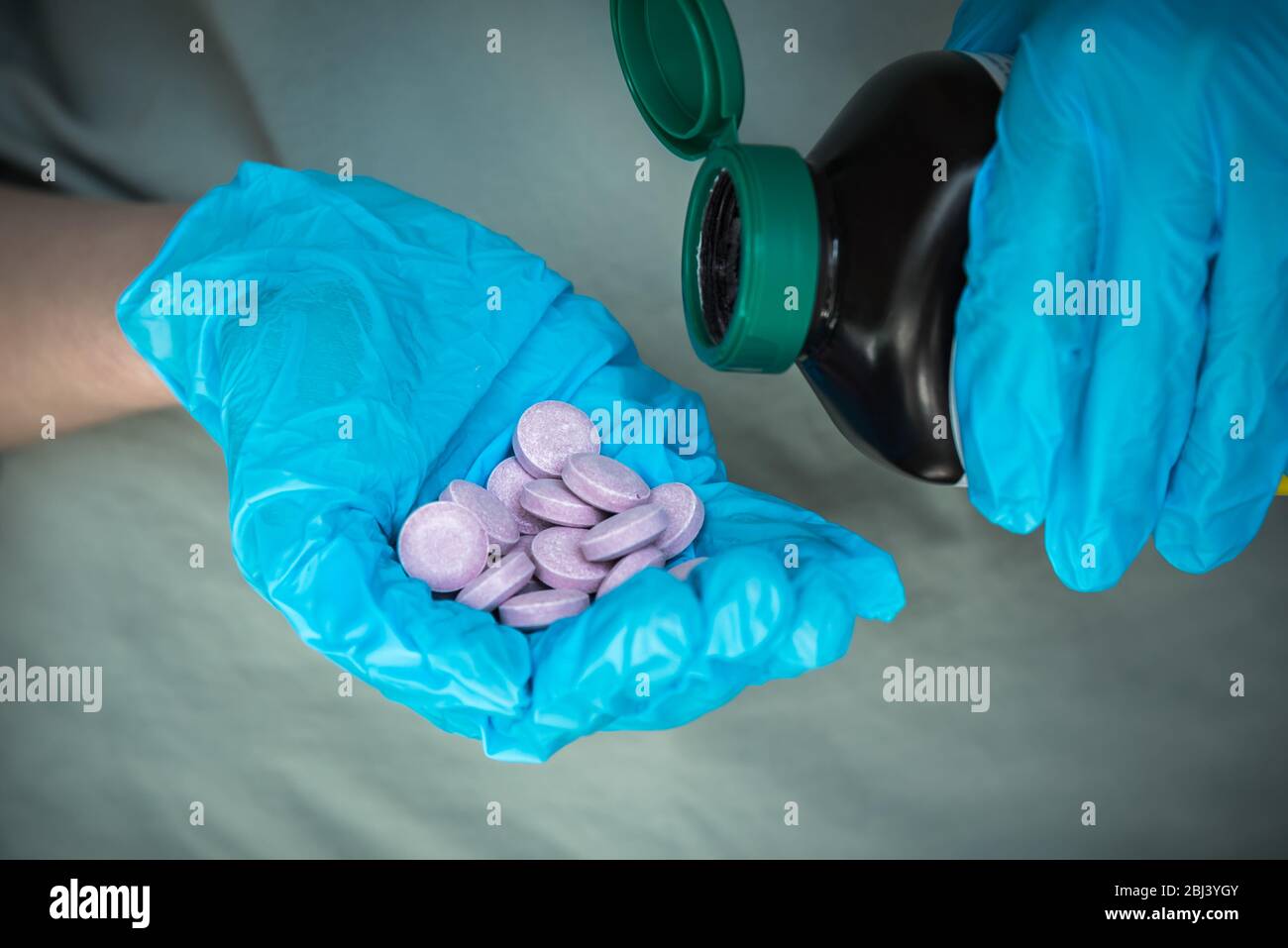 how to wear surgical gloves