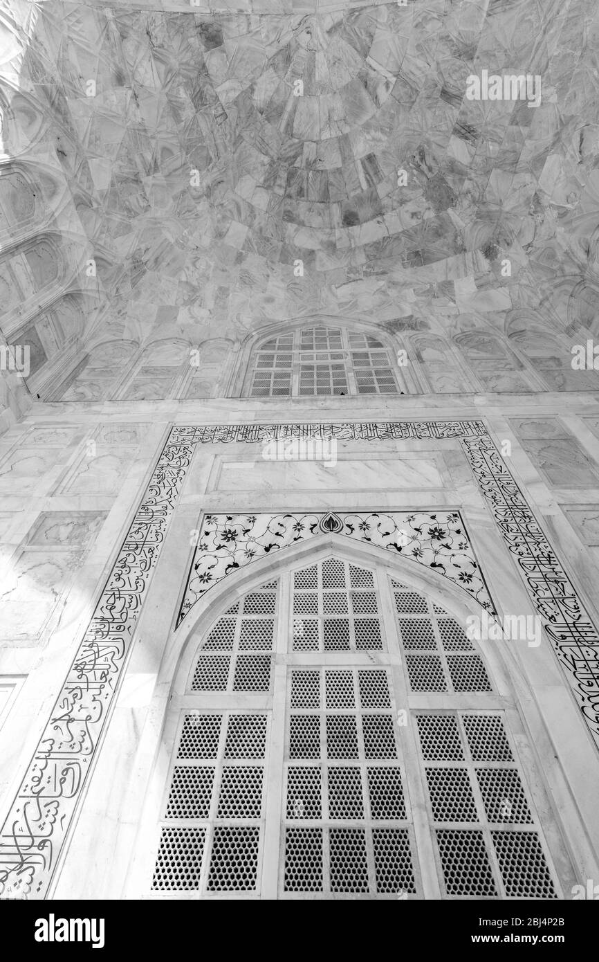 Facade details in the white marble of the Taj Mahal mausoleum built in 1643 by Mughal emperor Shah Jahan to house the tomb of his wife Mumtaz Mahal in Stock Photo