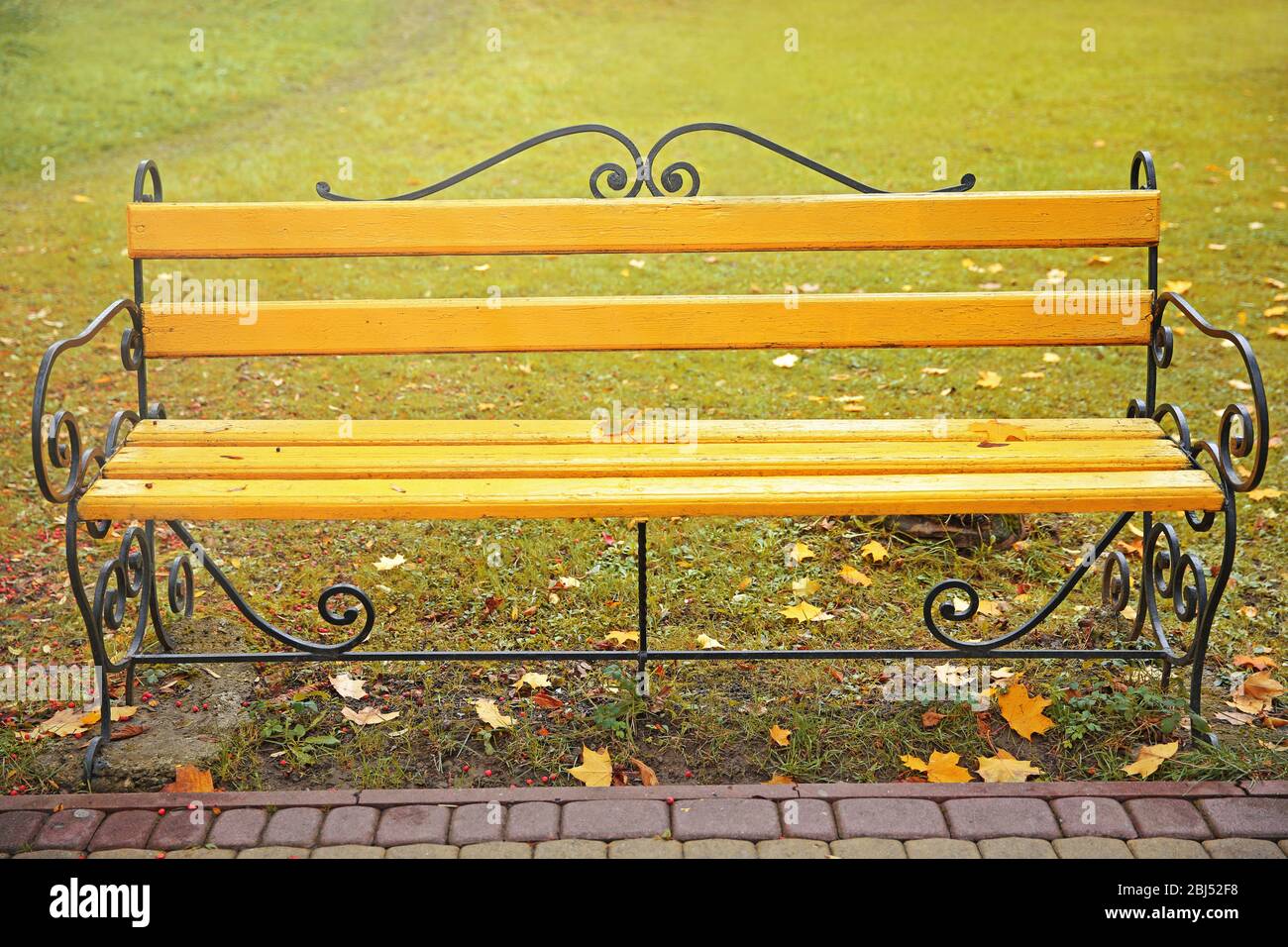 Run down park bench hi-res stock photography and images - Alamy