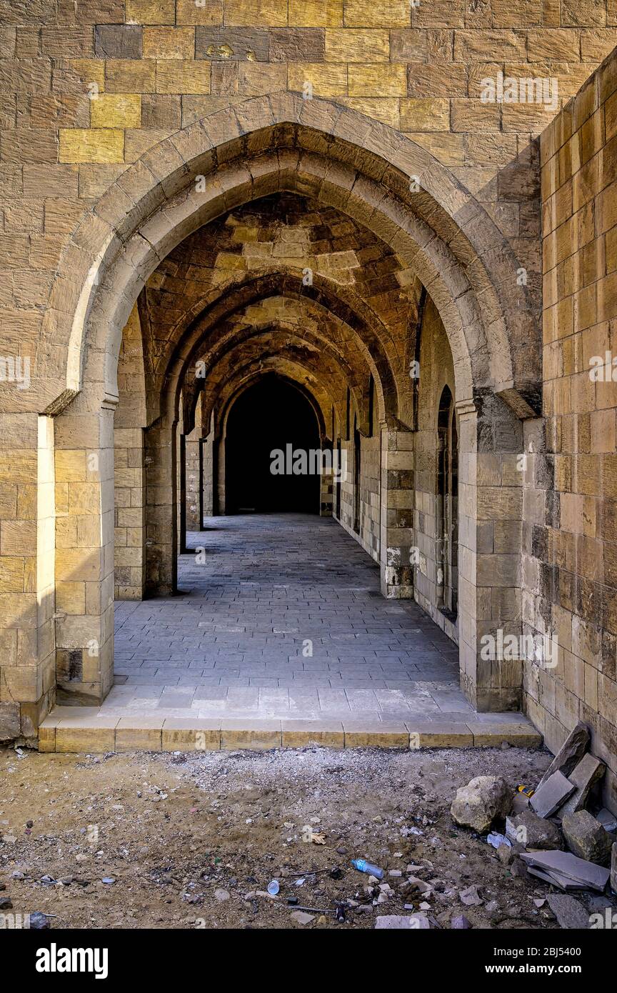 Arched colonnade of Sultan Al-Ashraf Qaytbay Mosque in the City of the Dead, Cairo Stock Photo