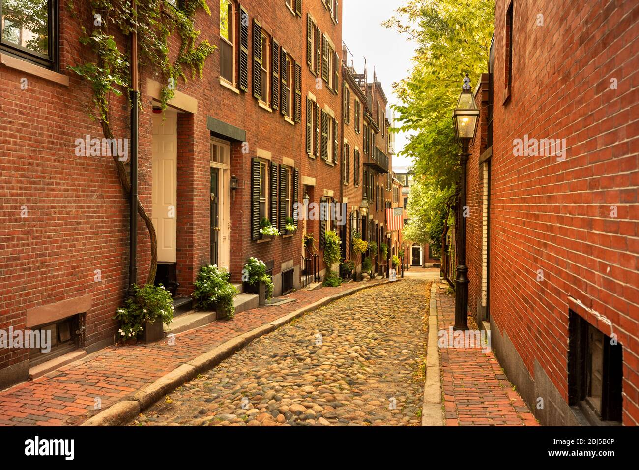 Historical Acorn street in the Beacon Hill neighbourhood of Boston, Massachusetts Stock Photo