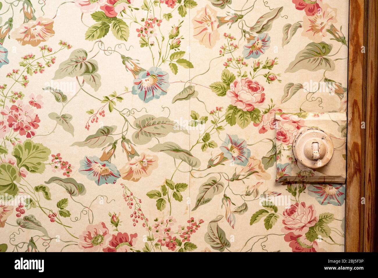 Featured image of post Wallpaper Laura Ashley Patterns The final wallpaper pattern was chosen through several pimlico print wallpaper 32 00 www lauraashley com