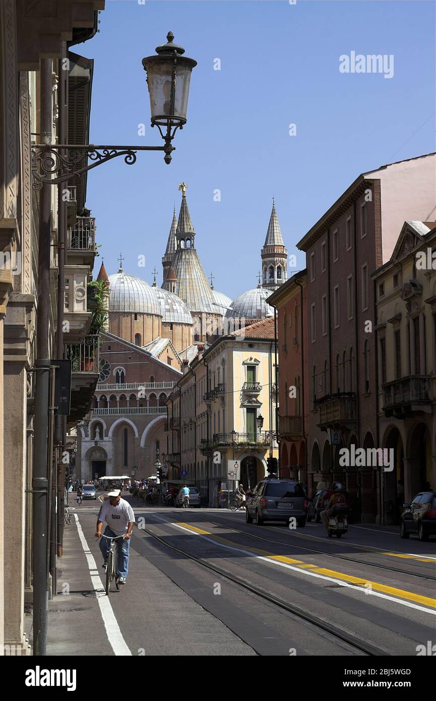 Padua, Italy, street, with a lantern against the sky, leading to the Basilica of Saint Anthony. Straße, die zur Basilika des Heiligen Antonius führt. Stock Photo