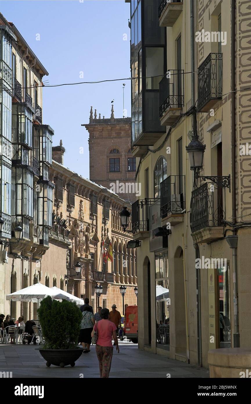 Soria, Spain, A small, narrow street on a sunny day. Soria, Spanien, Eine kleine, schmale Straße an einem sonnigen Tag. Soria, Hiszpania, mała uliczka Stock Photo