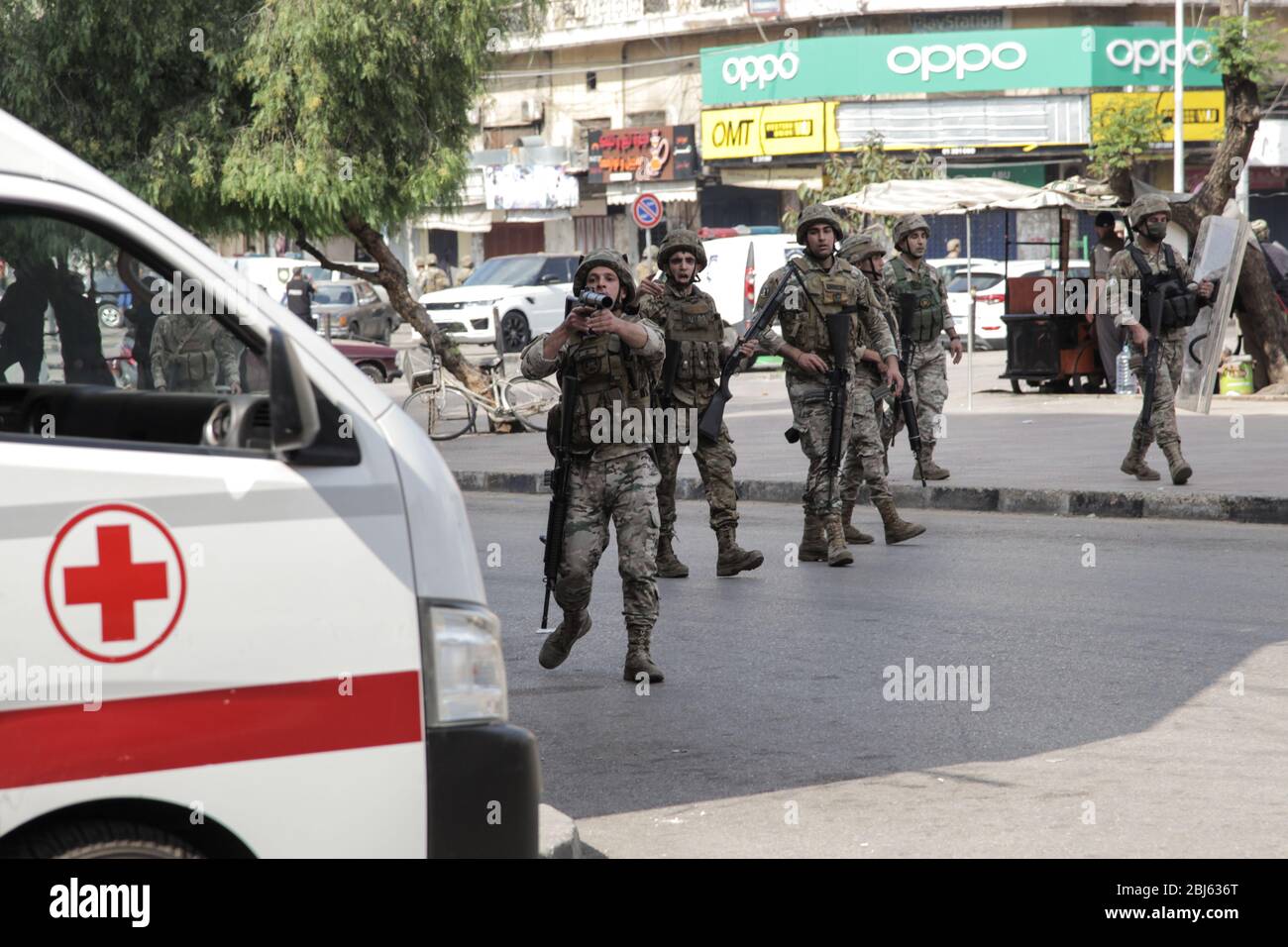 Tripoli, Lebanon, 28 April 2020. Soldier firing rubber bullets at people during riots that broke out following the death of a protestor shot by the army during protests the previous night. Elizabeth Fitt Credit: Elizabeth Fitt/Alamy Live News Stock Photo