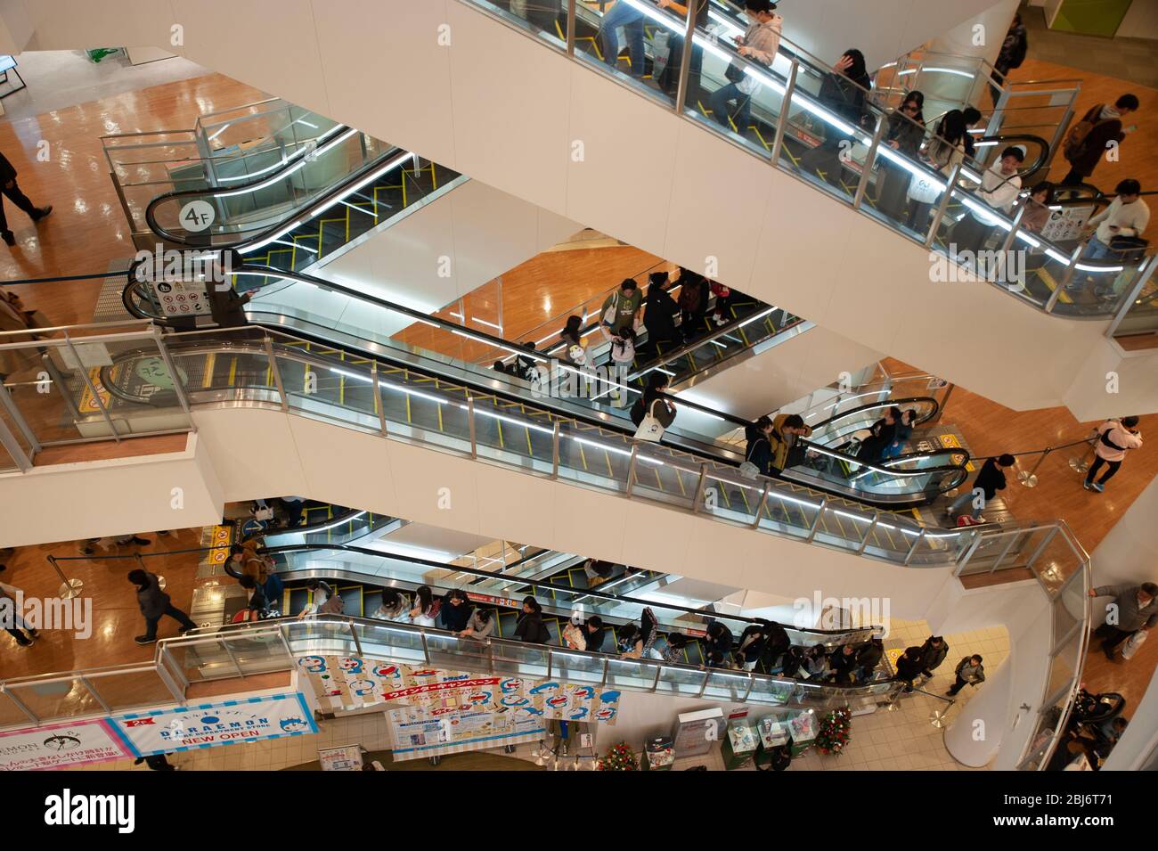 Escaletors and shoppers at DiverCity shopping mall in Tokyo Plaza, obaide, Tokyo, Japan Stock Photo