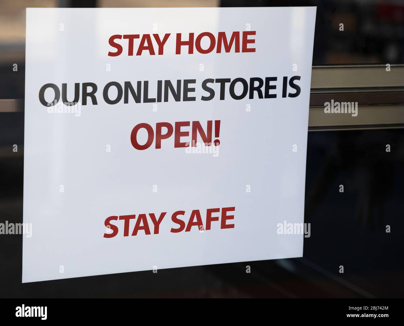 Online store notice outside of local closed business Stock Photo
