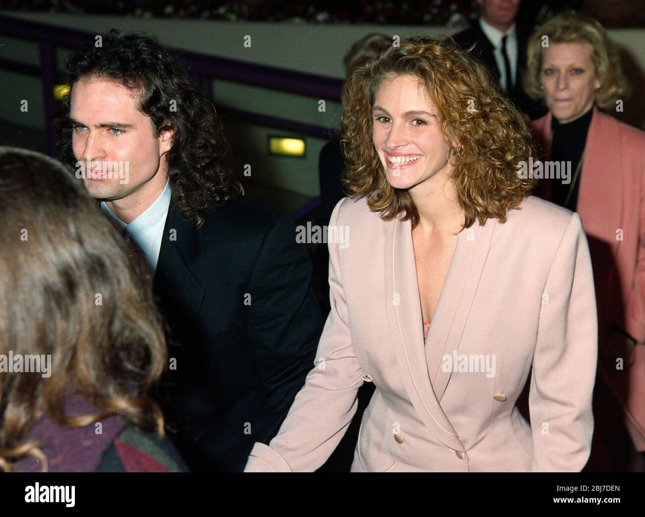 LOS ANGELES, CA. c.1991: Actress Julia Roberts & boyfriend actor Jason Patric.  File photo © Paul Smith/Featureflash Stock Photo
