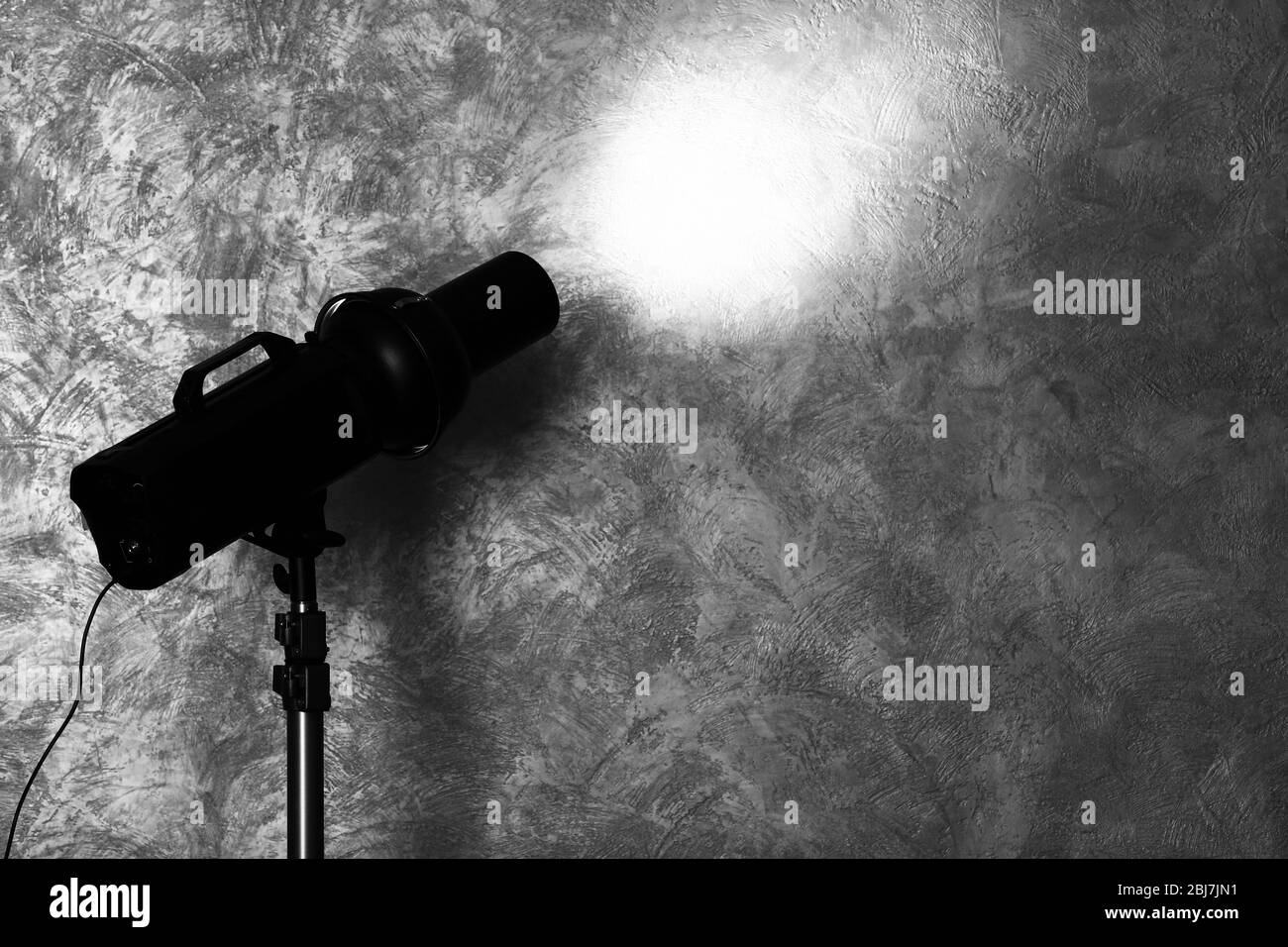 Studio light flash on wall grey textured background Stock Photo - Alamy