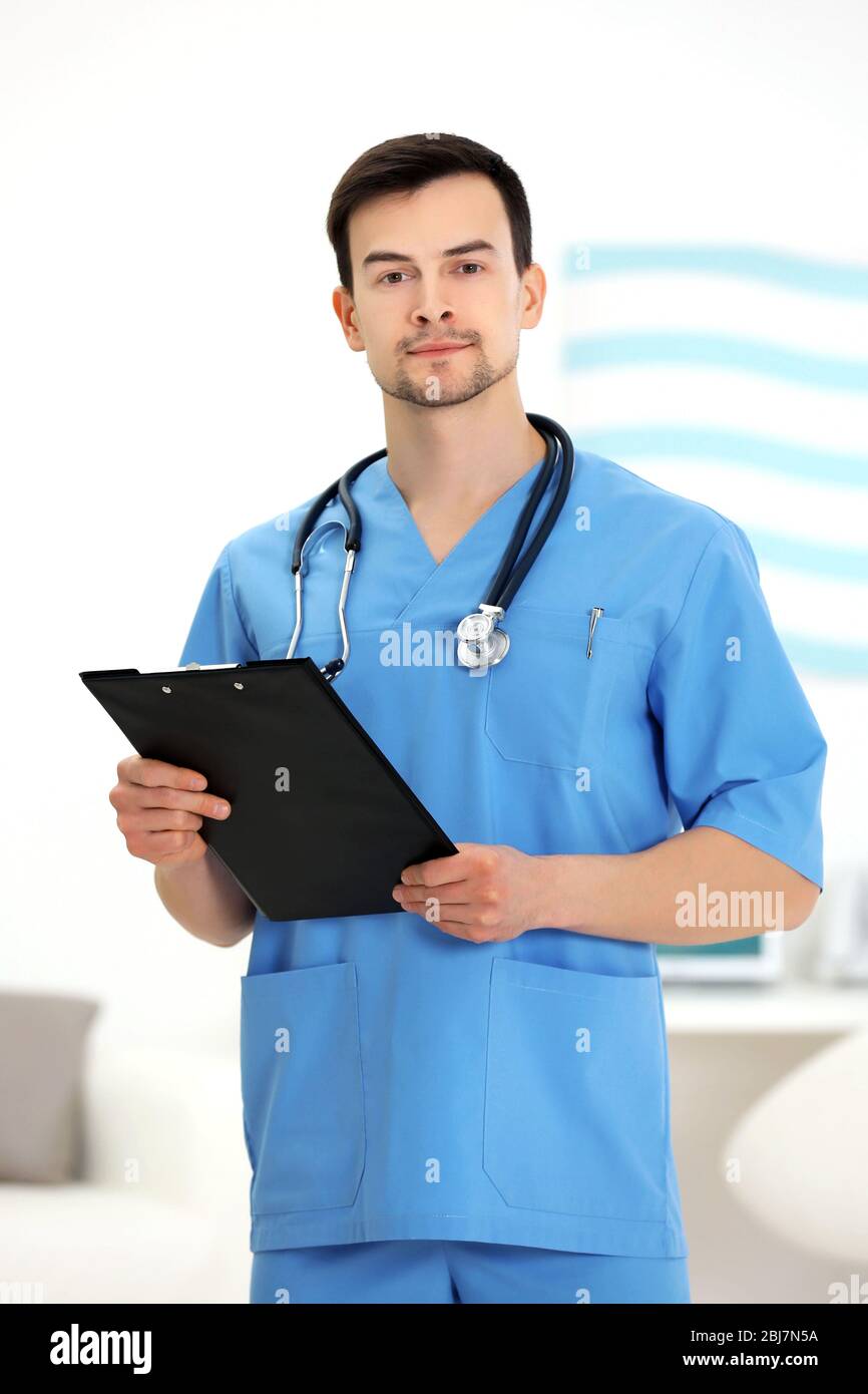 Doctor hold clipboard copy hi-res stock photography and images - Alamy
