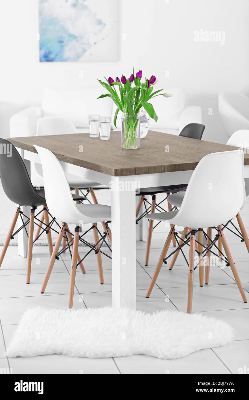 Modern living room with table and chairs Stock Photo - Alamy