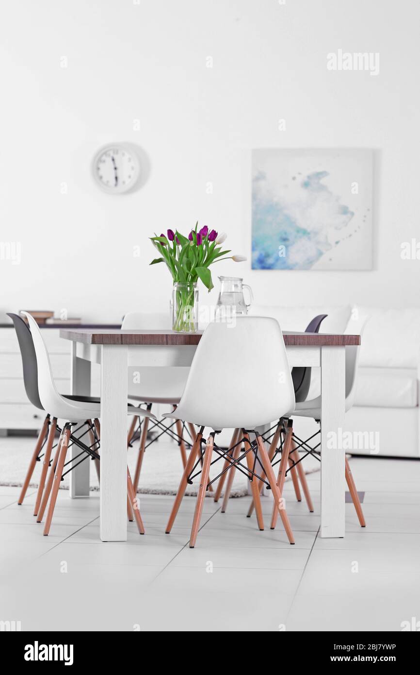 Modern living room with table and chairs Stock Photo - Alamy