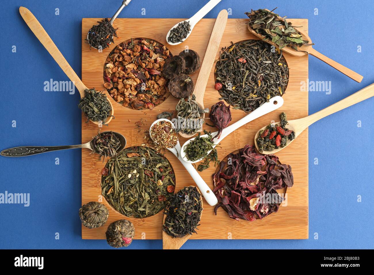 Samples of tea presented on a board, spoons and a scoop, top view Stock ...