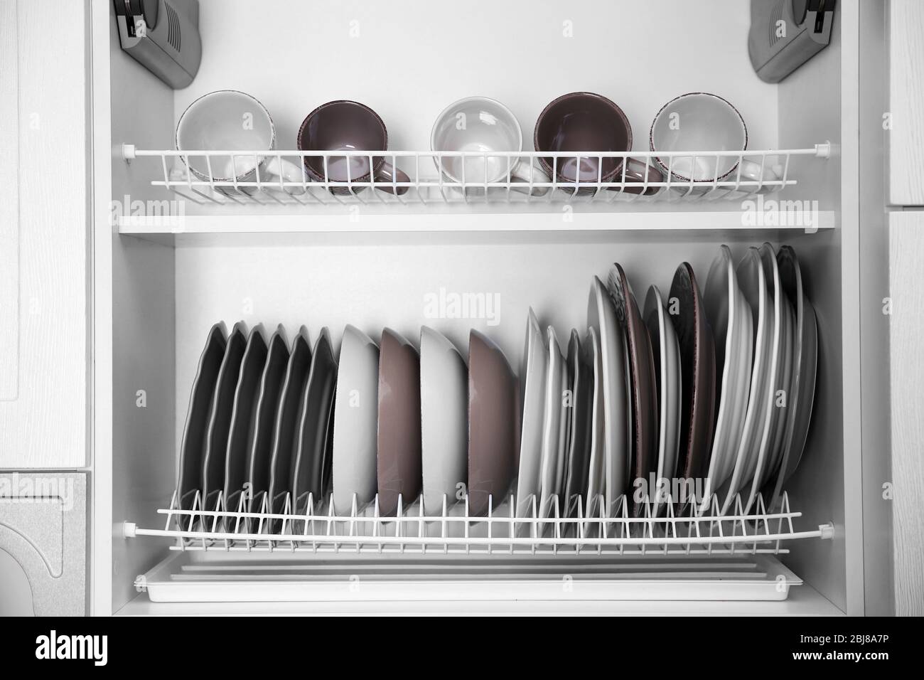 https://c8.alamy.com/comp/2BJ8A7P/clean-dishes-drying-on-metal-dish-racks-on-shelves-2BJ8A7P.jpg