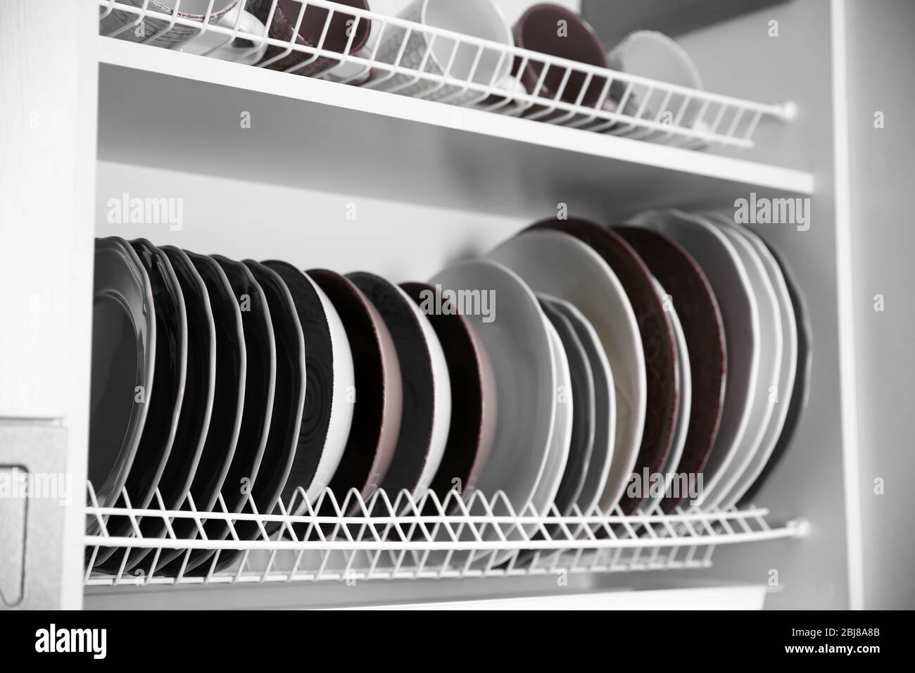 https://c8.alamy.com/comp/2BJ8A8B/clean-dishes-drying-on-metal-dish-racks-on-shelves-2BJ8A8B.jpg