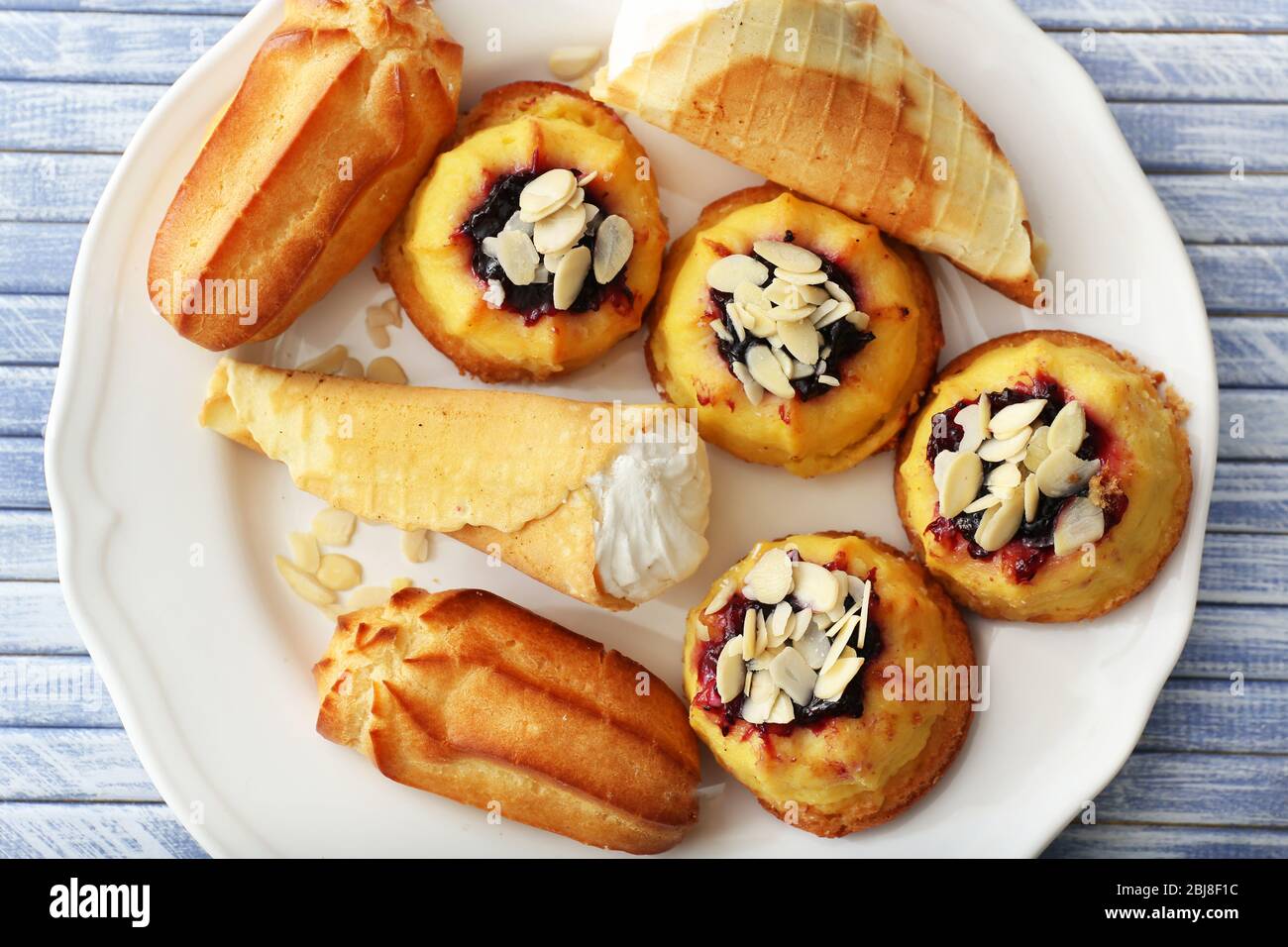 Topdeck Cake Plate of cakes, top view Stock Photo - Alamy