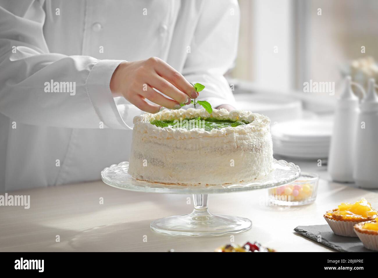 Hands decorating cake hi-res stock photography and images - Alamy